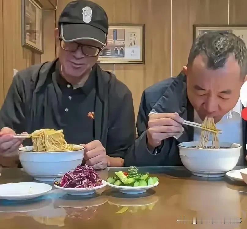 直播可不是放几个手机就直接直播了，那是需要大阵仗的，都是专业化设备和专业人员进行