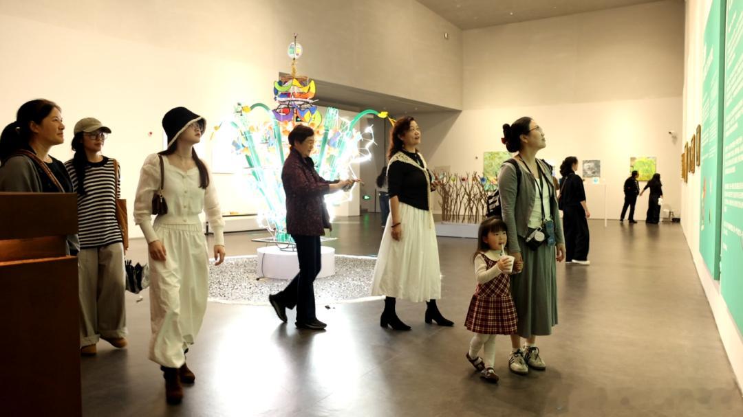 千年古村邂逅潮流文化镜头光影碰撞非遗古韵古堰画乡人气“爆棚”整个艺术中心内，人流