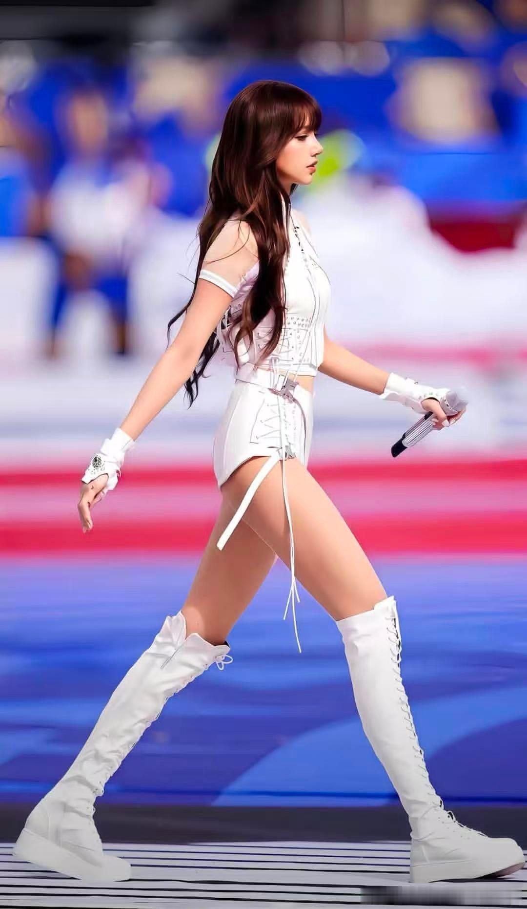 Lisa腿长有两双高筒靴的长度Lisa的腿长 小莎你也太会长了吧。 