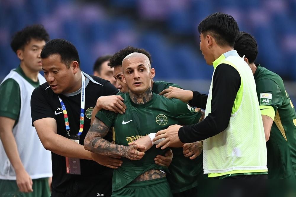 别扯什么盘外招，我告诉你，米特里策的愤怒是有价签的。
一张红牌，一场0-1的失