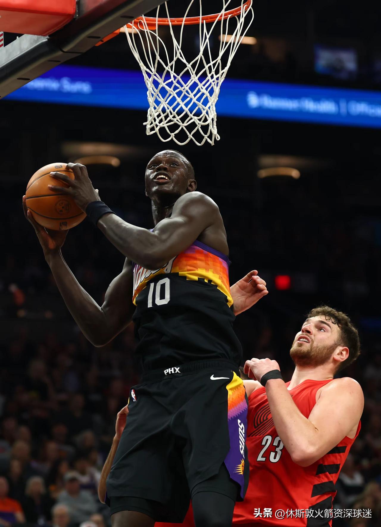 杨瀚森最大的问题是打的不强硬，外表长的也不强硬。以前还有一个好兄弟给他拿来对比，