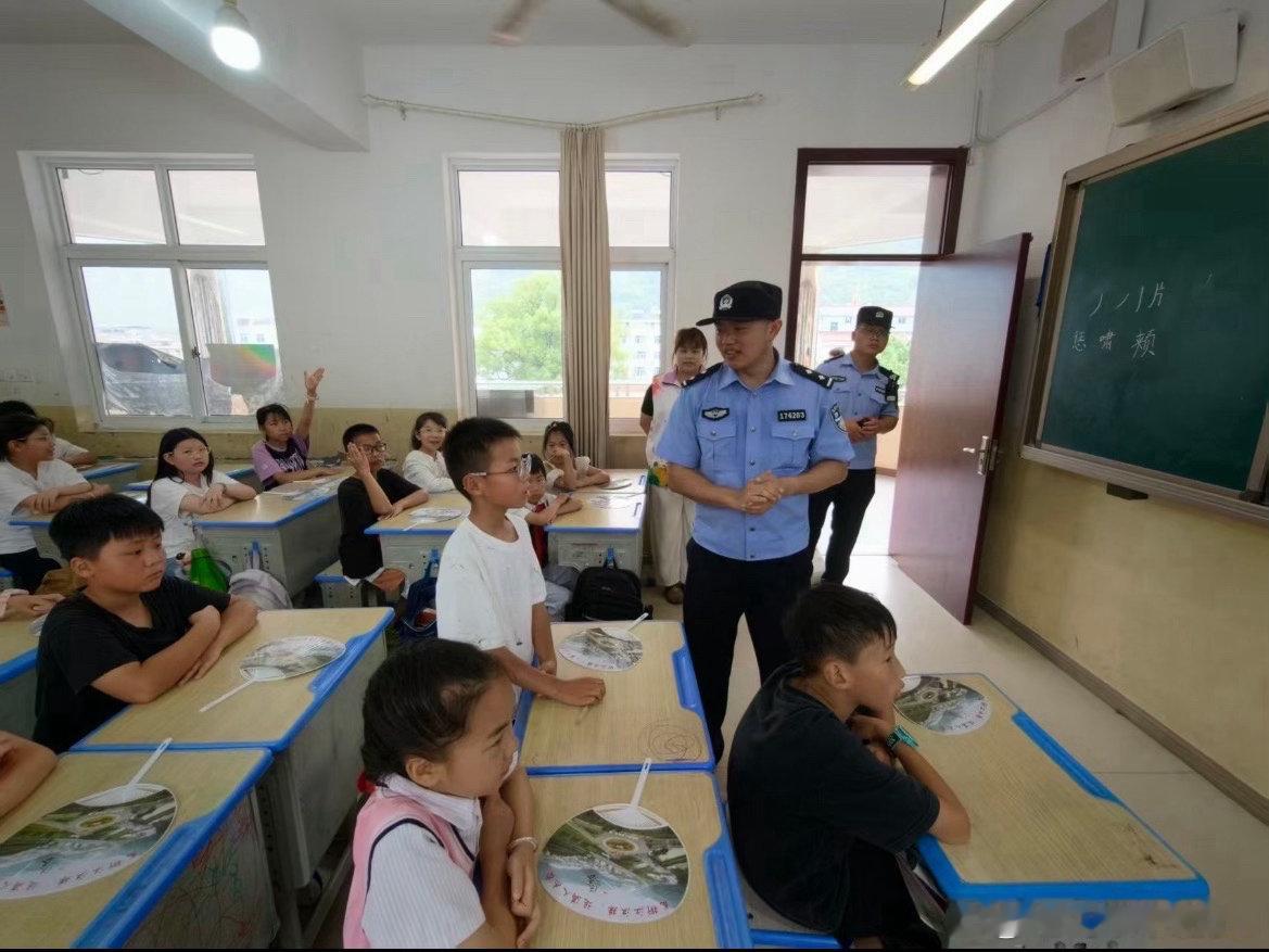 台州志愿者携手民警为少年撑起清朗网络晴空趣味互动授课，拆解各类网络圈套，帮助青少
