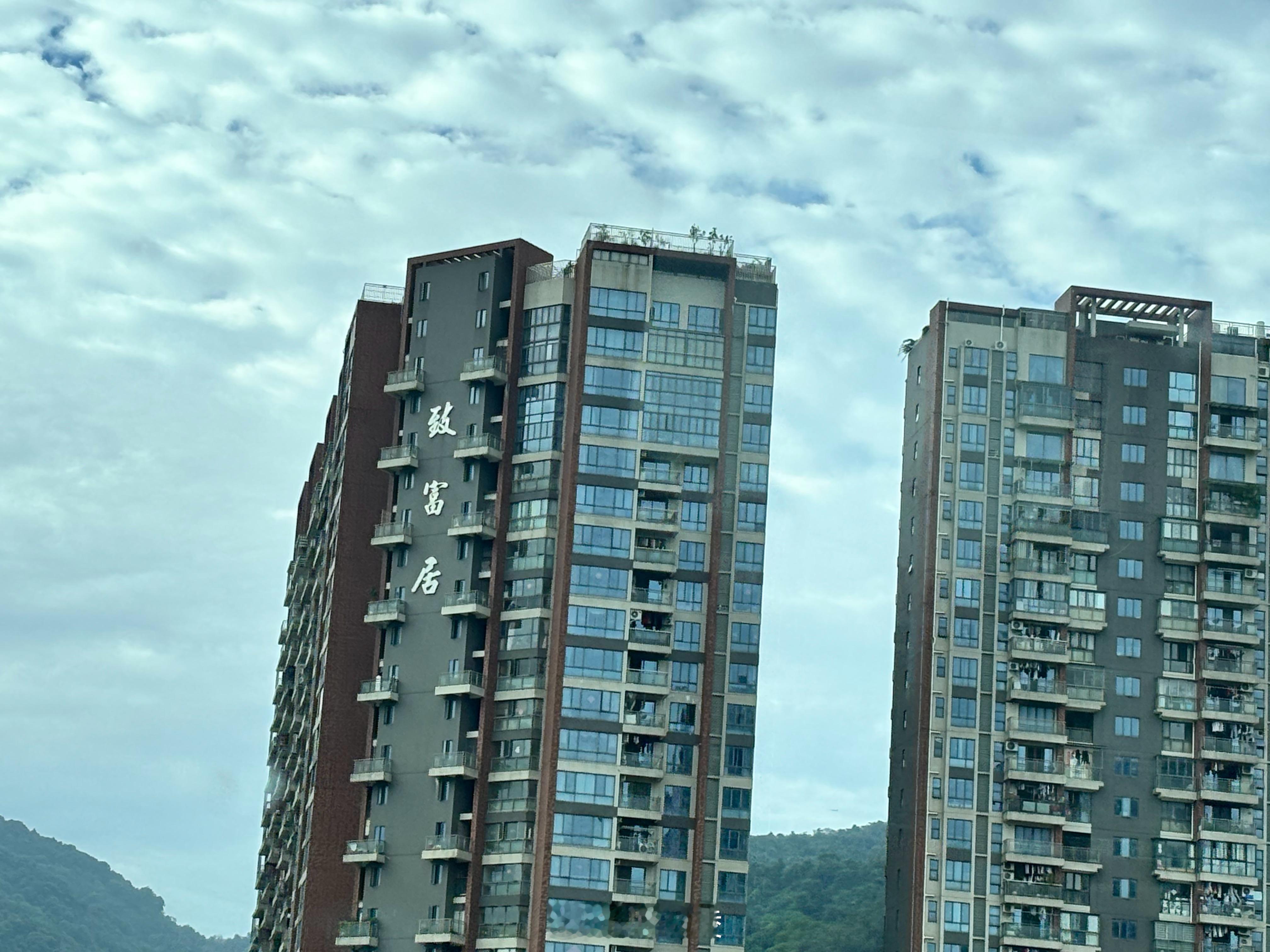 早上去机场的路上看到一处小区，深圳人民真的朴实无华，人家就叫：致富居👏 