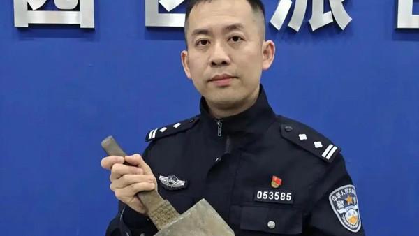 这对老夫妻捡到的“铁疙瘩”，经鉴定为句鑃（gōu diào），是春秋战国时期吴越