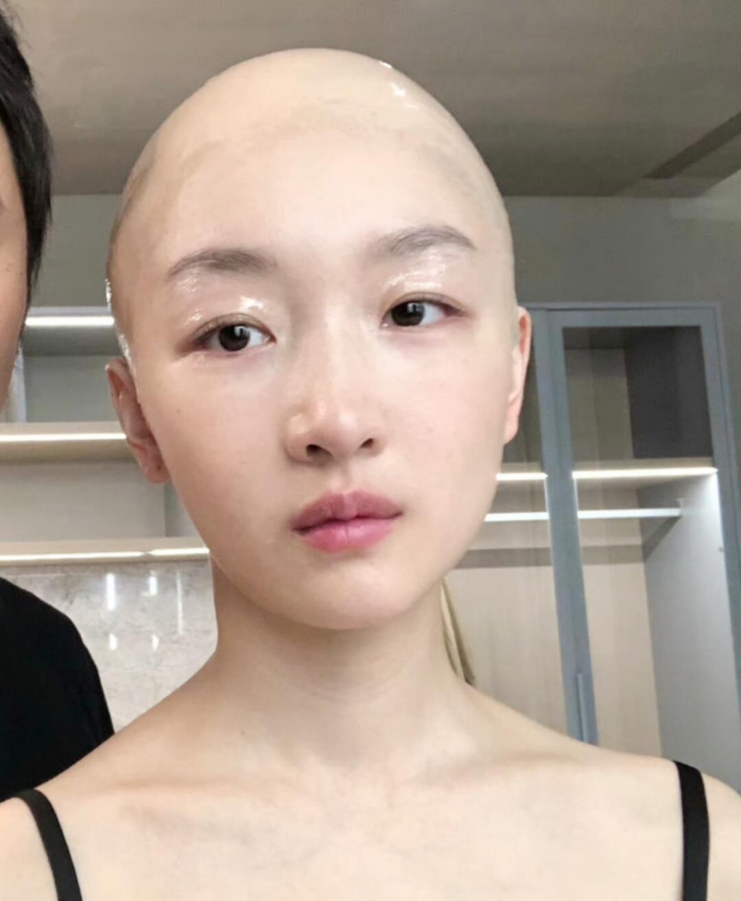 不愧是艺谋严选，周冬雨连光头都这么好看 