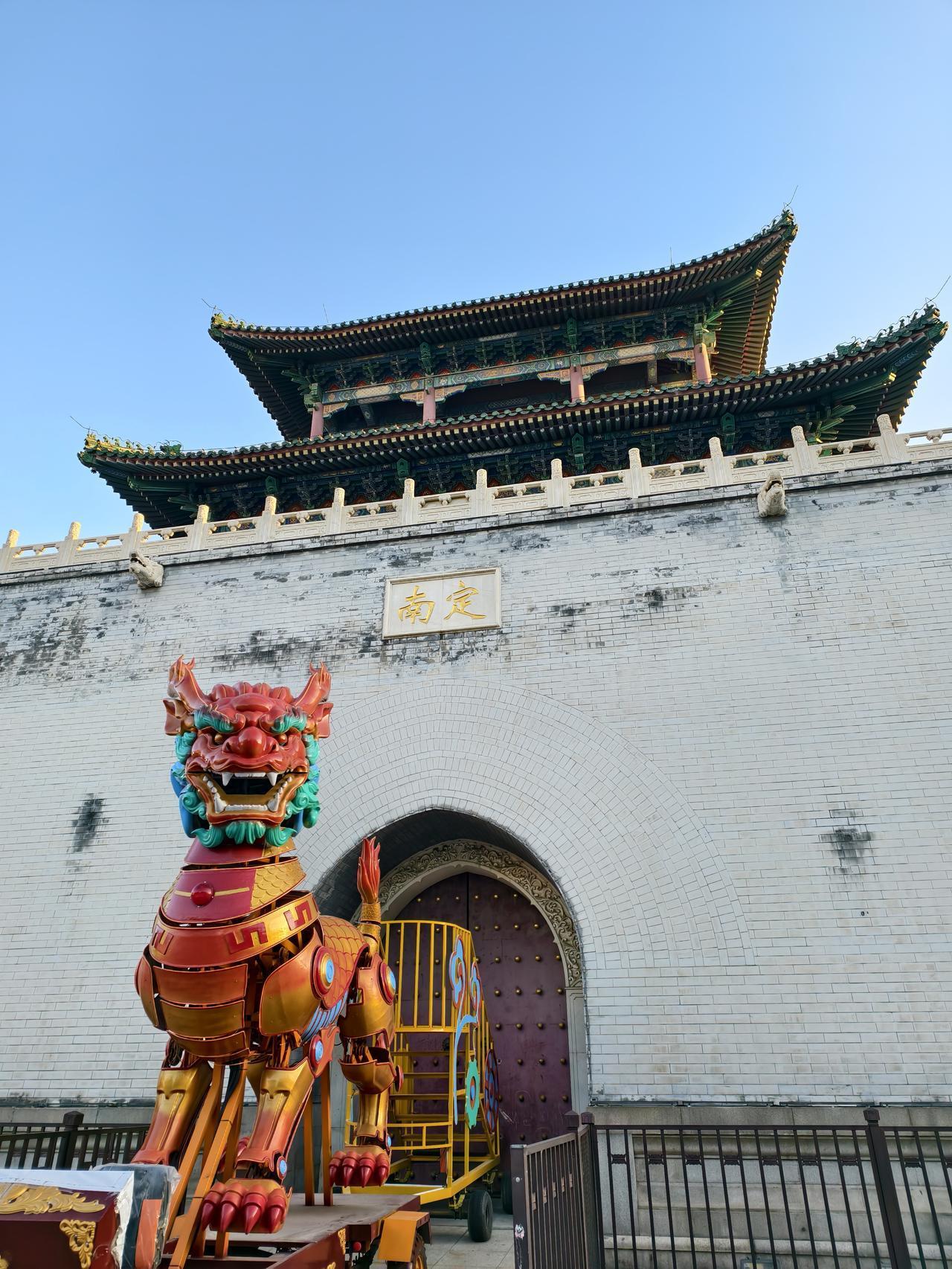 天津卫老城古楼【定南】门口，出现“怪兽”把门，增加了一些“神秘”感[捂脸]
今晨