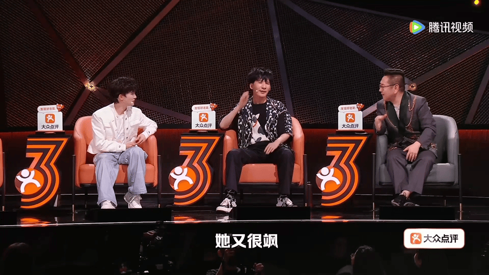 黄子弘凡共情丹妮因为自己淋过雨在节目中提到自己在演音乐剧的过程中碰壁，不仅是父母