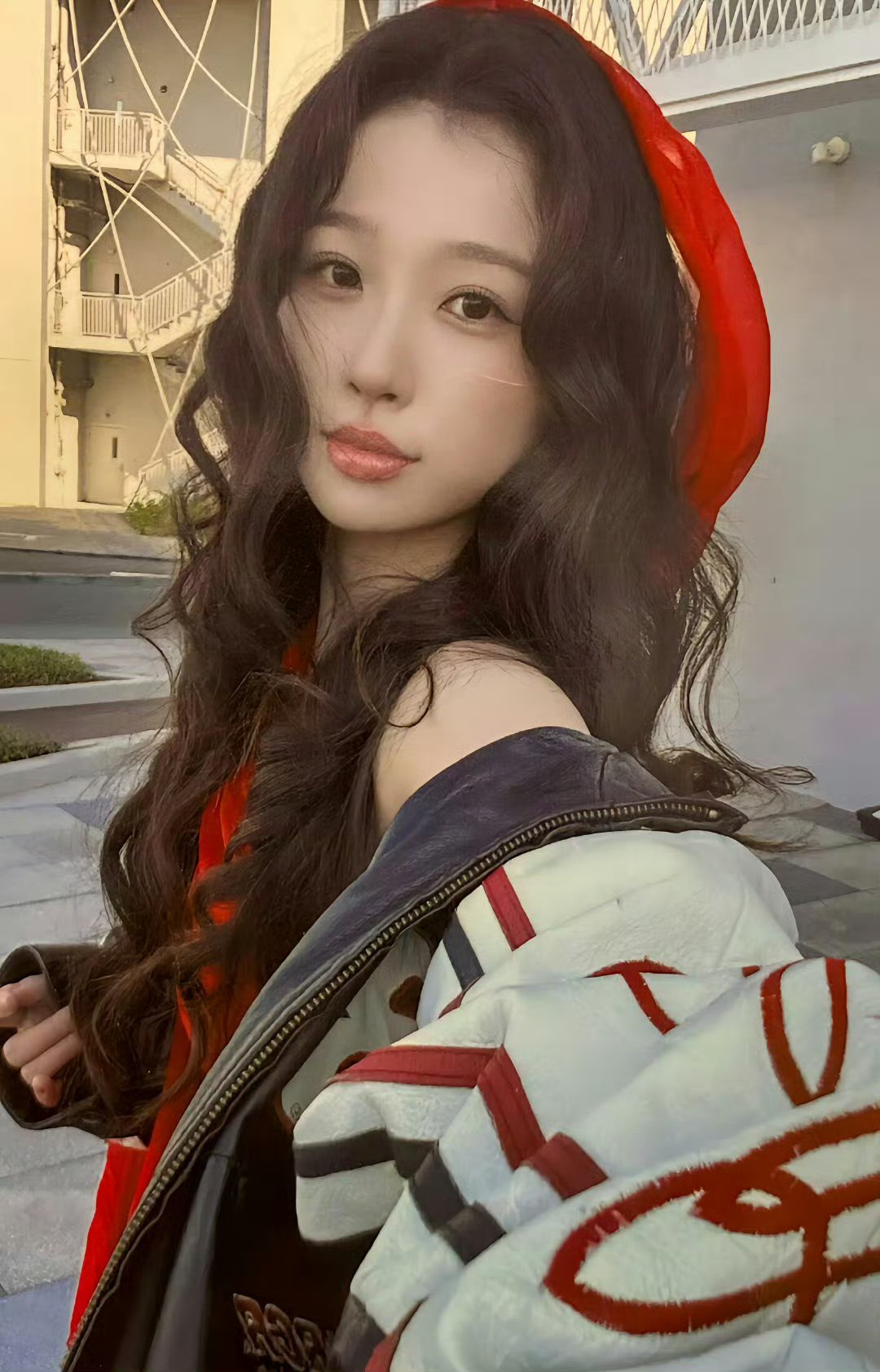 虞书欣给摄影师买新相机虞书欣真的是宝藏女孩！摄影师的相机坏了，她第一时间就出手帮