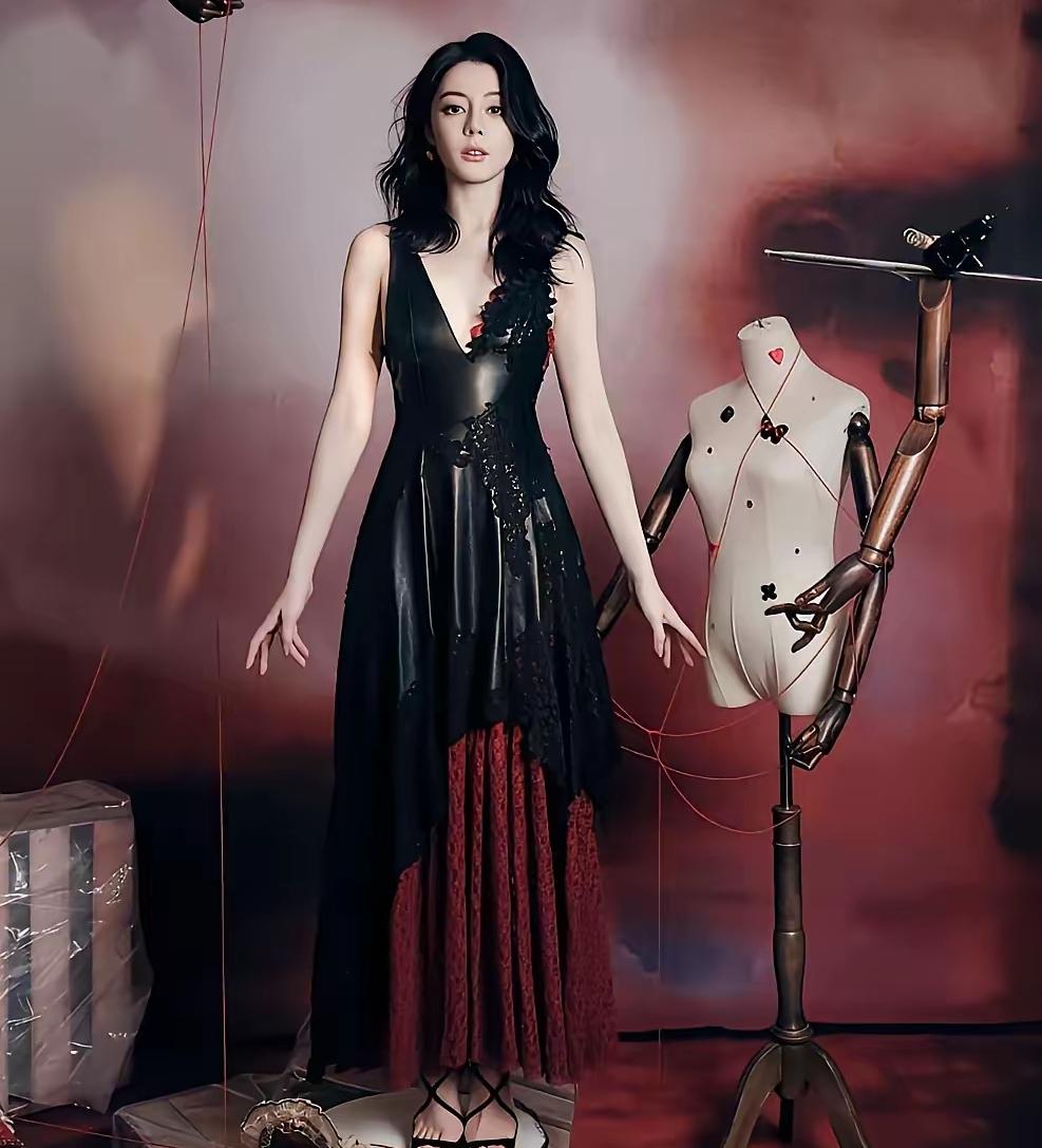 又是红绳
最近娱乐圈
悄悄兴起的一种拍照风格，真的越看越让人心里发怵。

   