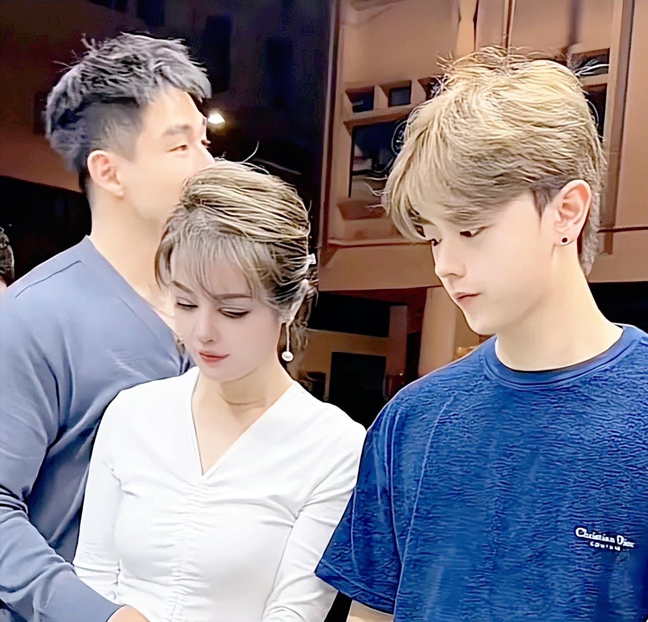 香港一场晚宴的公开场合里，54 岁的于文红身着得体装扮亮相，身旁伴着 24 岁的