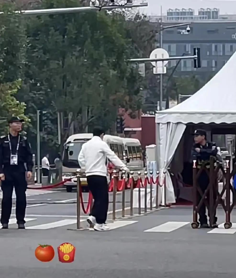 网友们太会说了，
早上大头、肖指、coco三人一起上训，
没有看到莎莎，
你们说