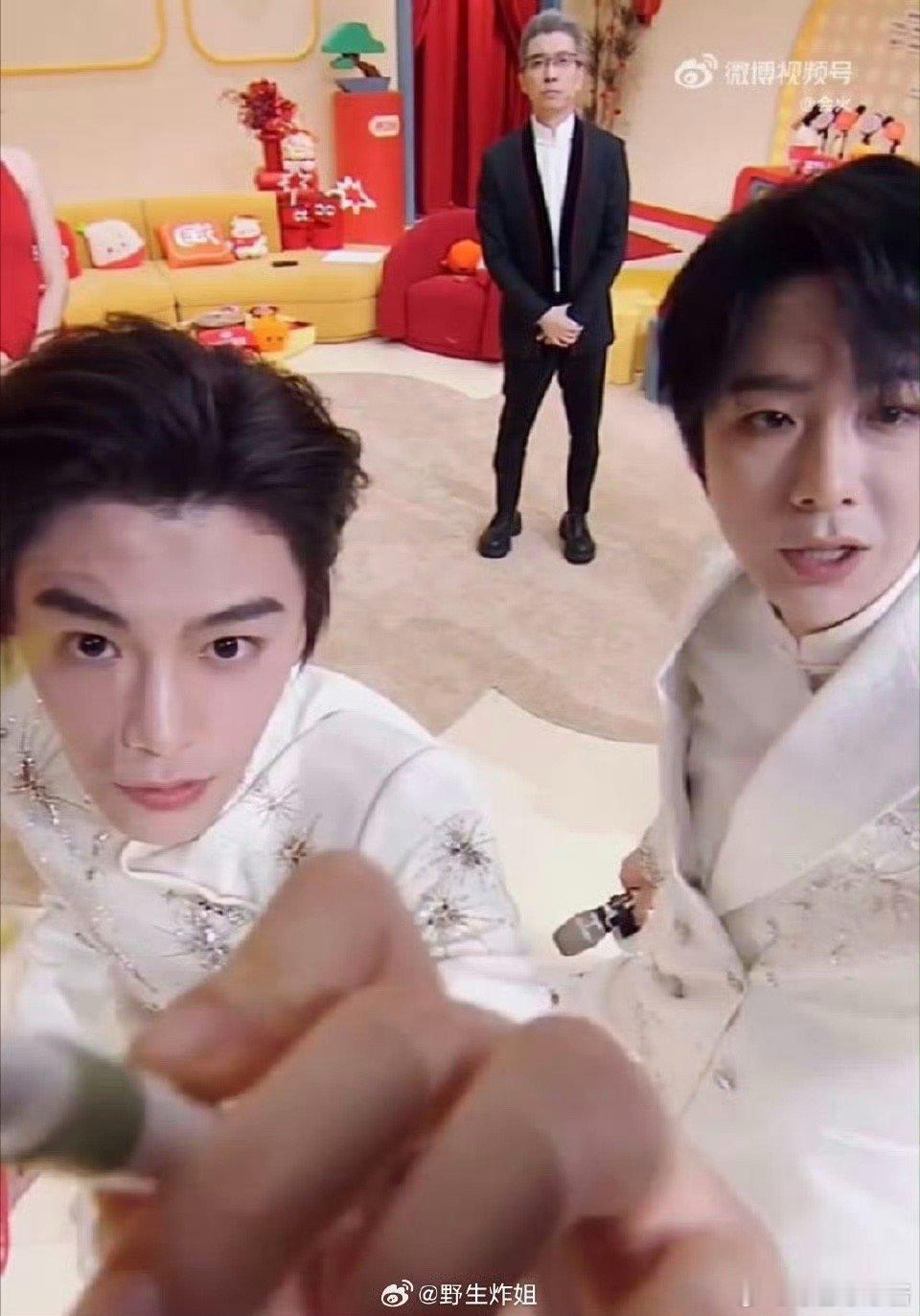 刘宇宁丁禹兮拜年表情包好实用  让我们一起来感谢刘宇宁和丁禹兮给大家贡献的这波拜