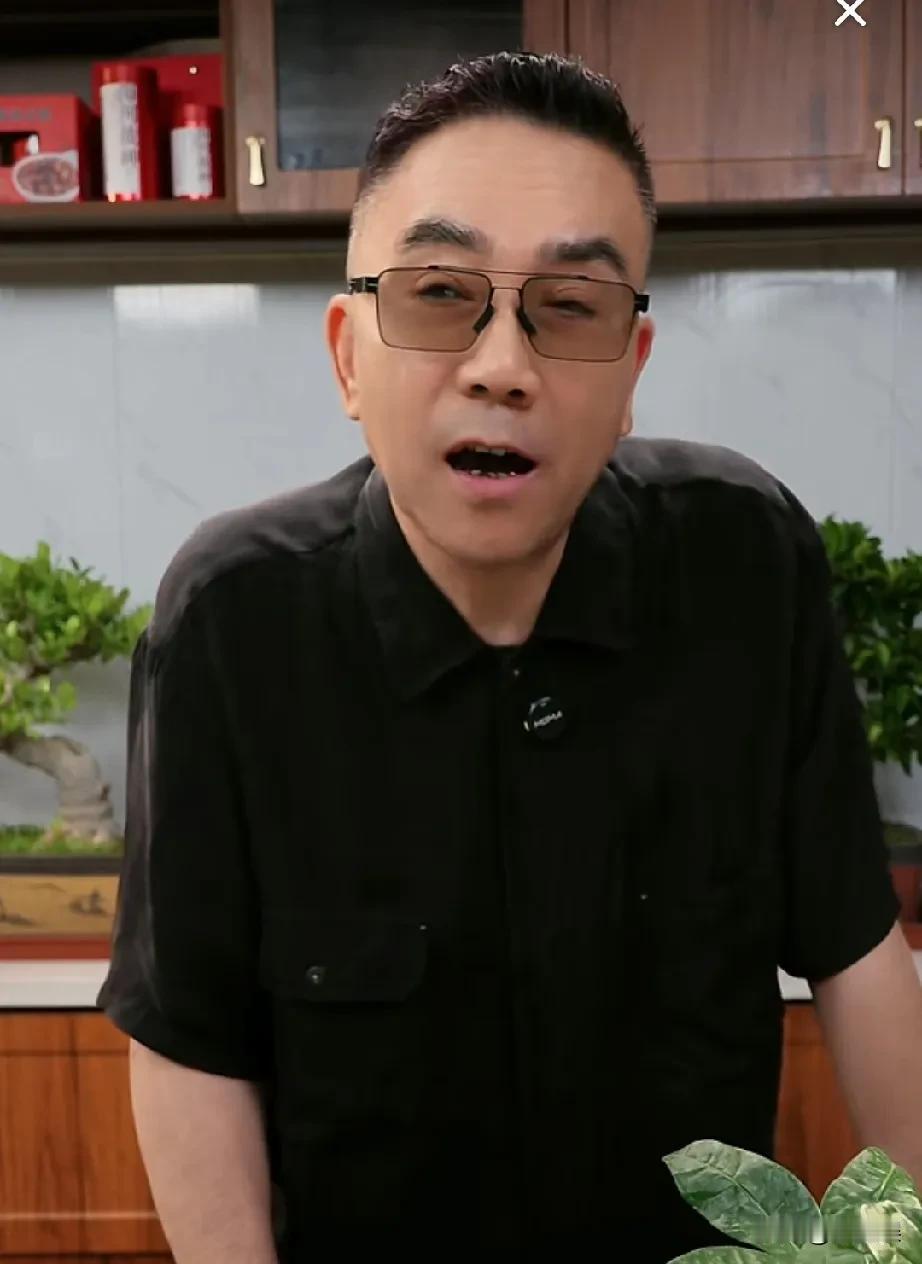 杨议说别在想那么多了，生活不能都能顺你的意，只要好好的活着就是最好的！
