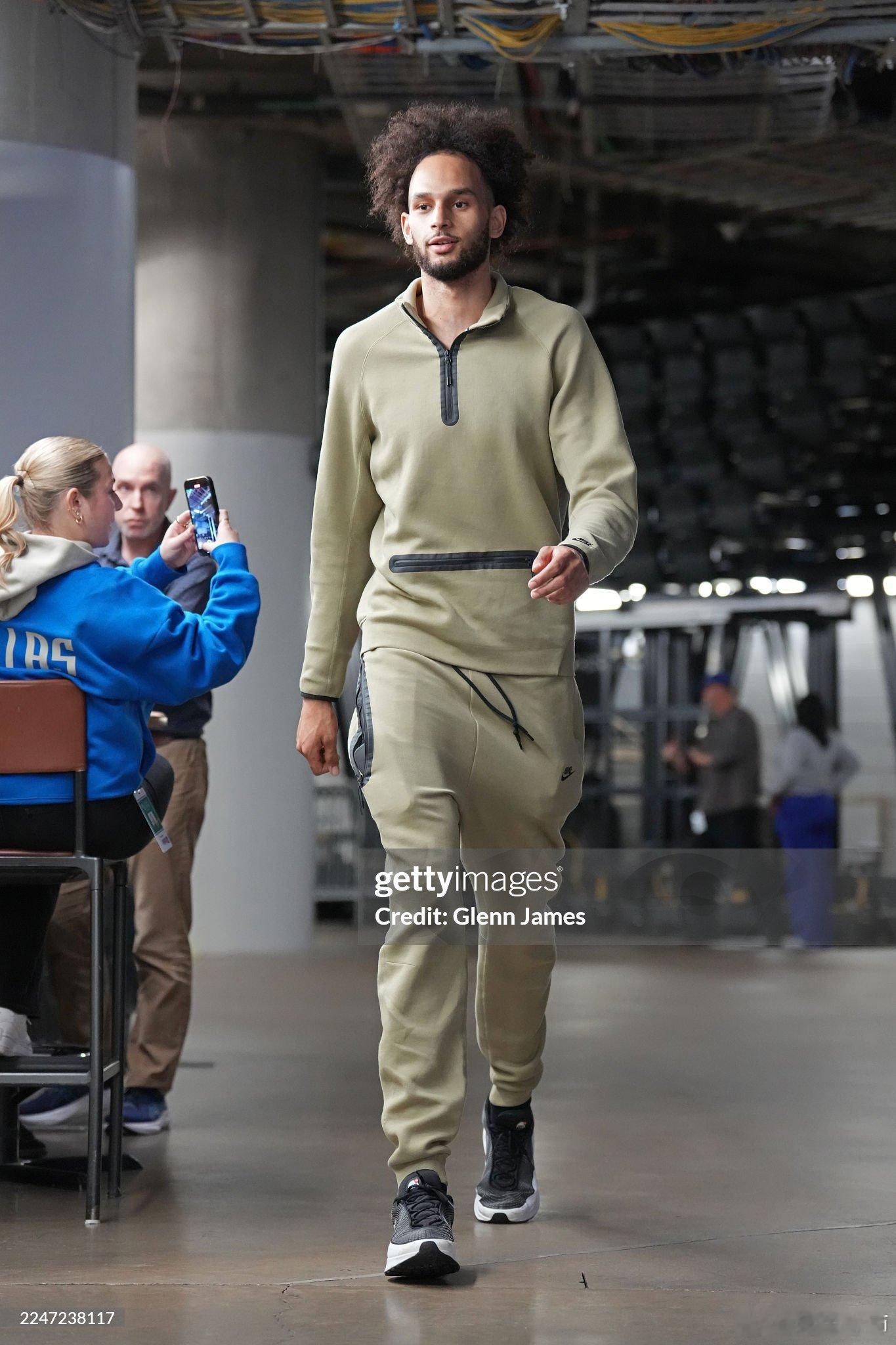 来自Marc Stein的消息。莱夫利￼可能因伤将面临较长时间的缺阵。