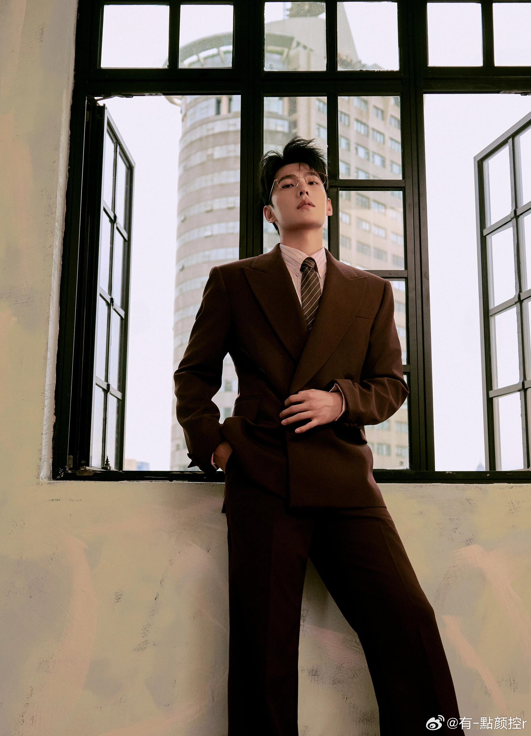 十年了杨洋怎么还长这样 杨洋这颜值状态绝了！十年过去依旧少年感满满，还多了几分熟