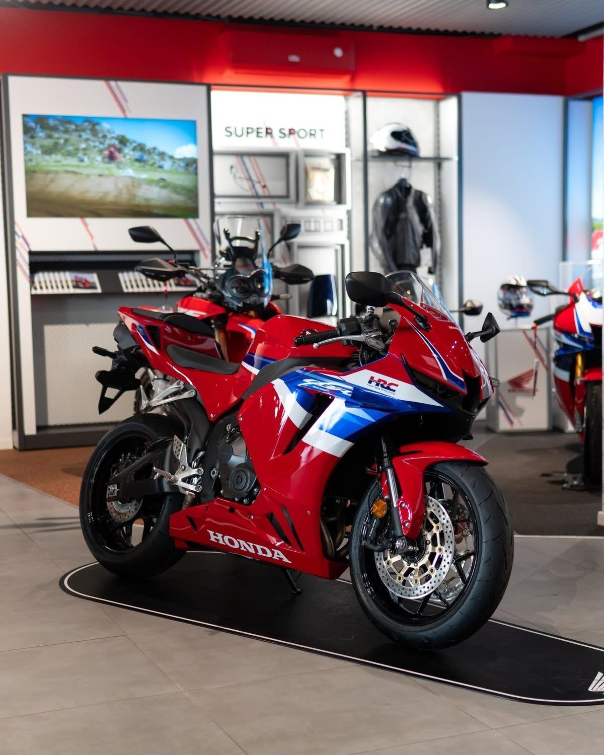 🏍️ 本田CBR600RR在性能方面依旧是不二之选。
它轻巧且精准，搭载着专注