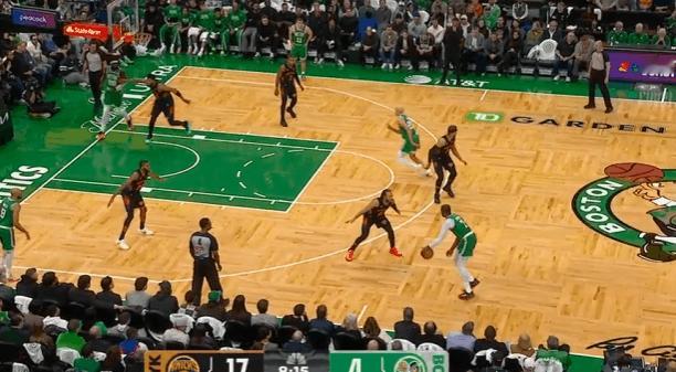 逐帧拆解：杰伦-布朗战尼克斯爆砍42分，得分创赛季新高图1要到布伦森错位后启动右