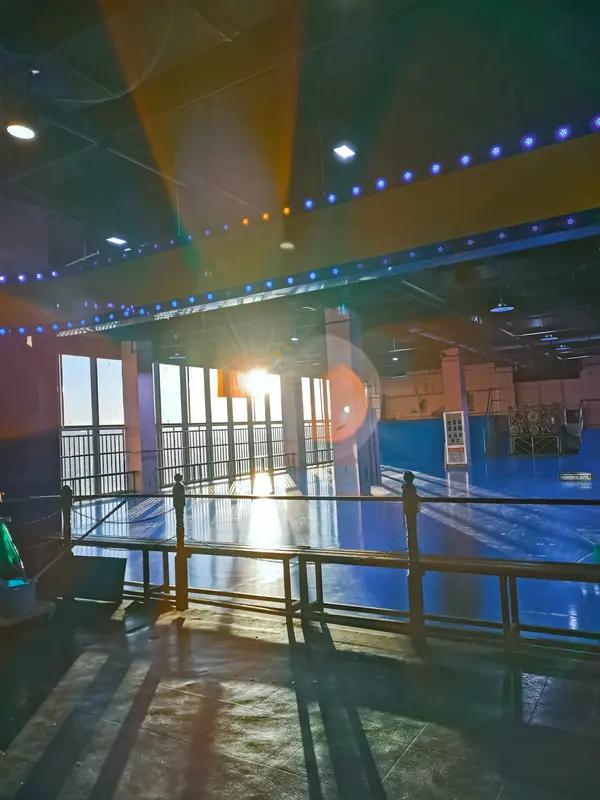 安徽合肥有位男子，那可是下了血本，花300万把轮滑馆装修得那叫一个高大上，就像给