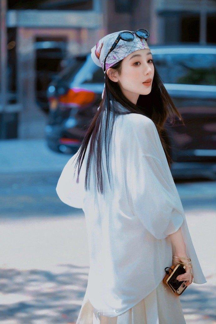 杨紫玉兰花开君再来 💜杨紫董竹君 我在追逐的不是别人啊，是我自己满怀期待的心 