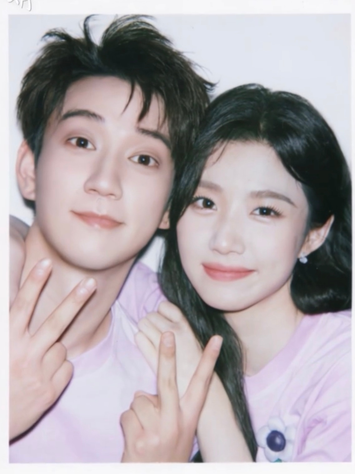 内娱撕拉片cp合照版➕1📸王子奇卢昱晓撕拉片合照王子奇卢昱晓拍了撕拉片 ​​​