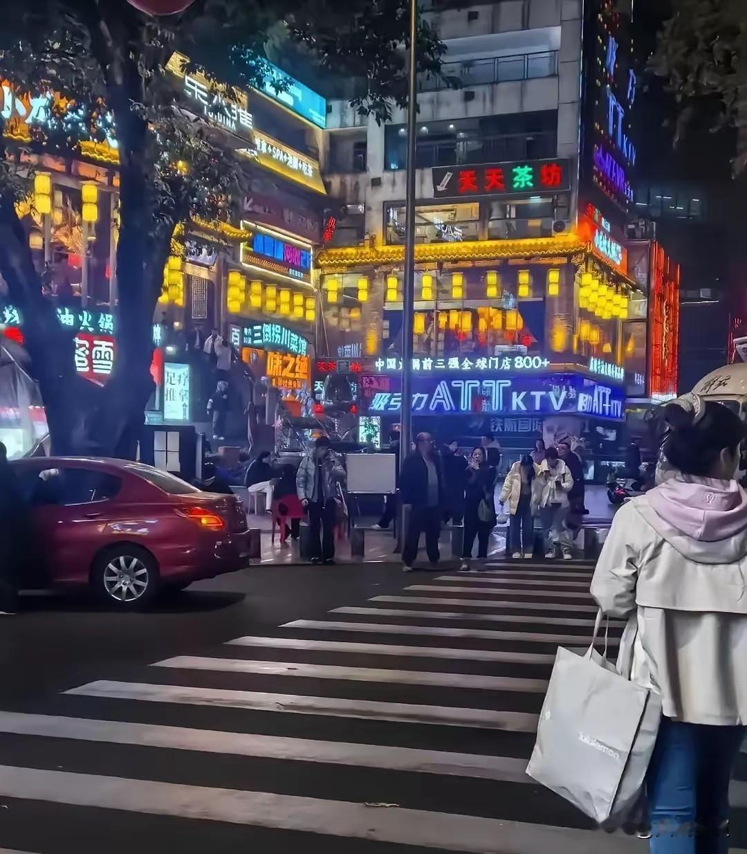 女生在KTV被起哄连打三通电话喊男同事来救场，前两个都说睡了，第三个真打车赶到，