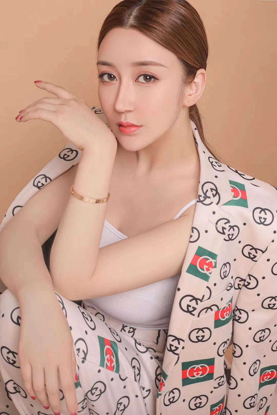 第226微姜彦希；法拉利嘉年华的御用法拉利车模的玄妙身姿
无意间看到姜彦希的图片