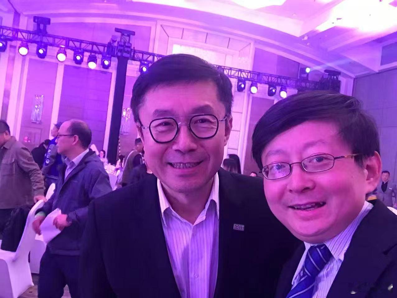 哇，爱奇艺ceo龚宇，用iphone7先自拍一张，今天，两个Tim上了热搜一个T