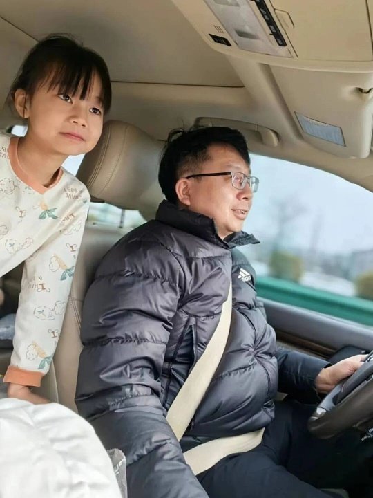 女儿送车爸爸第一反应让人鼻酸视频里爸爸收到女儿送的车，第一反应不是惊喜兴奋，而是