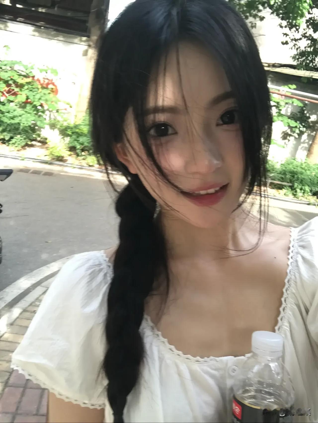 青丝如瀑，笑语盈盈。