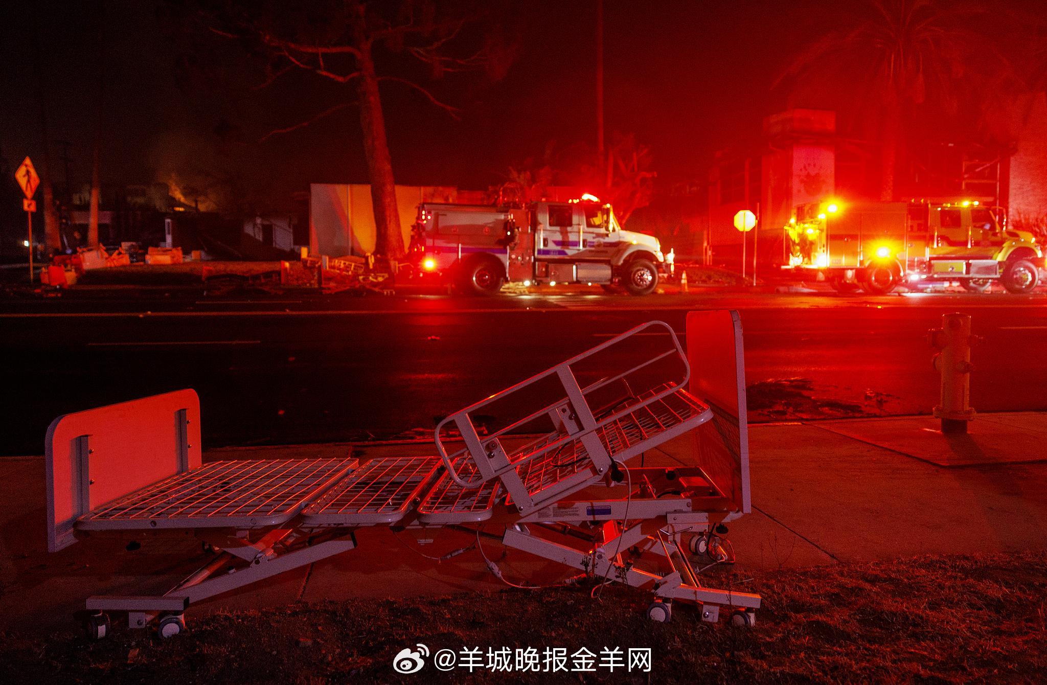 【#美国加州洛杉矶山火肆虐#，#洛杉矶山火已致11人死亡#】央视记者当地时间1月