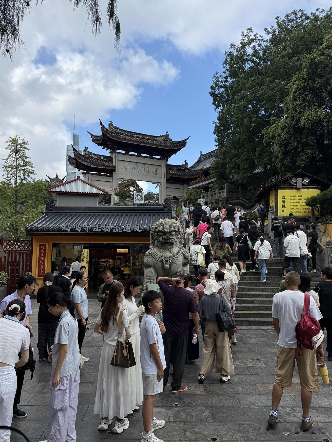 有个伙计遭遇挺惨，买的恒大房子烂尾了。为了转运，他去释永信当主持的少林寺许过愿，