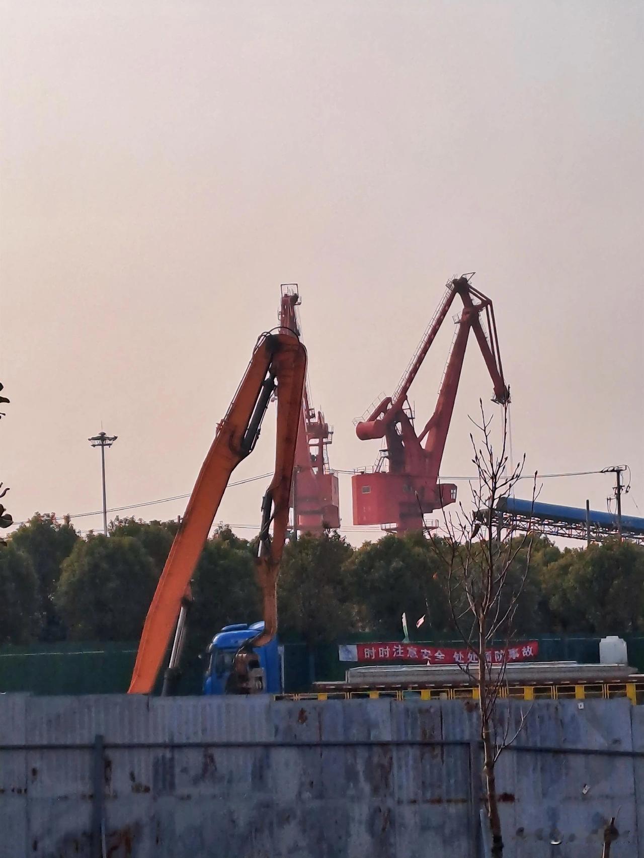 冬日生活打卡季真不愧是基建大国，黄浦江修建码头