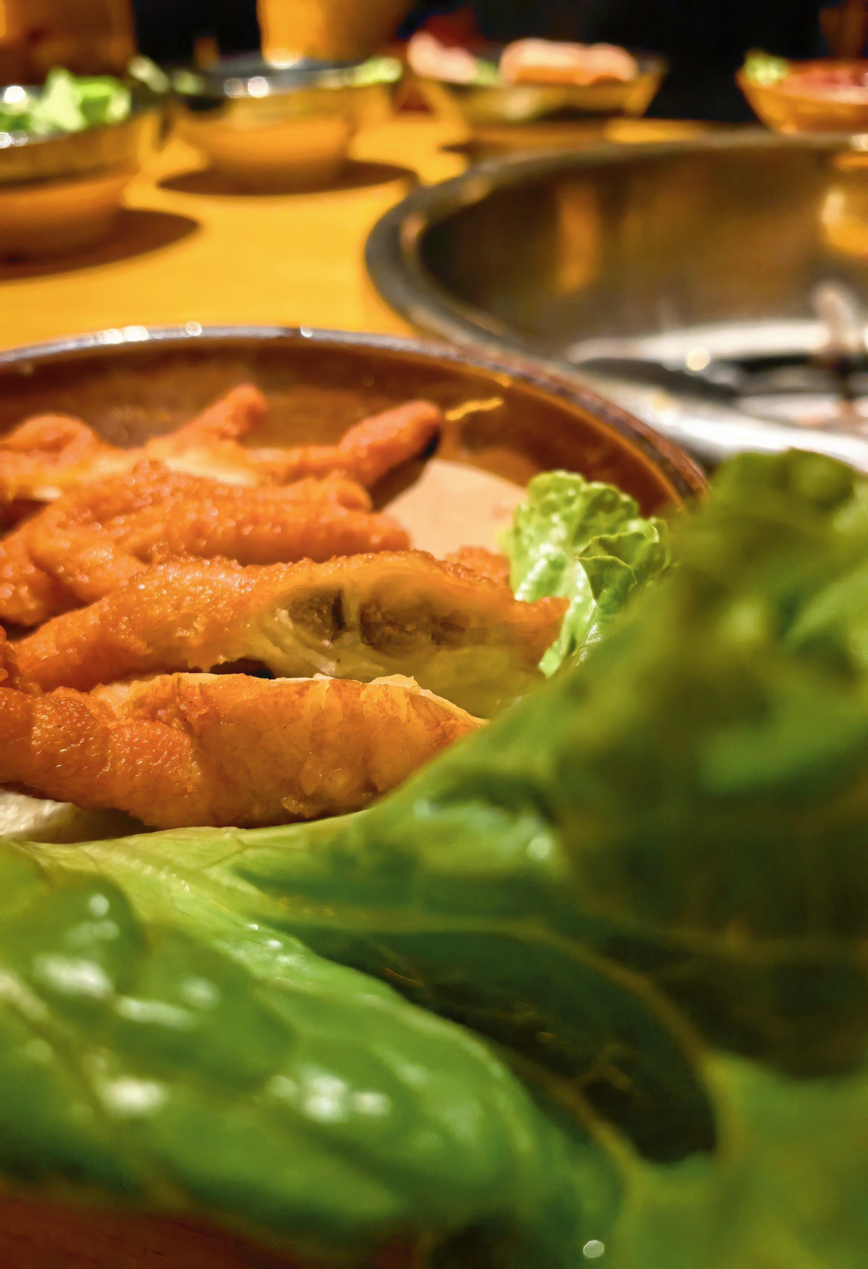 下班吃饭～～～～[心][心][心]    ps：我给自己点了满满一大桌，来治愈下