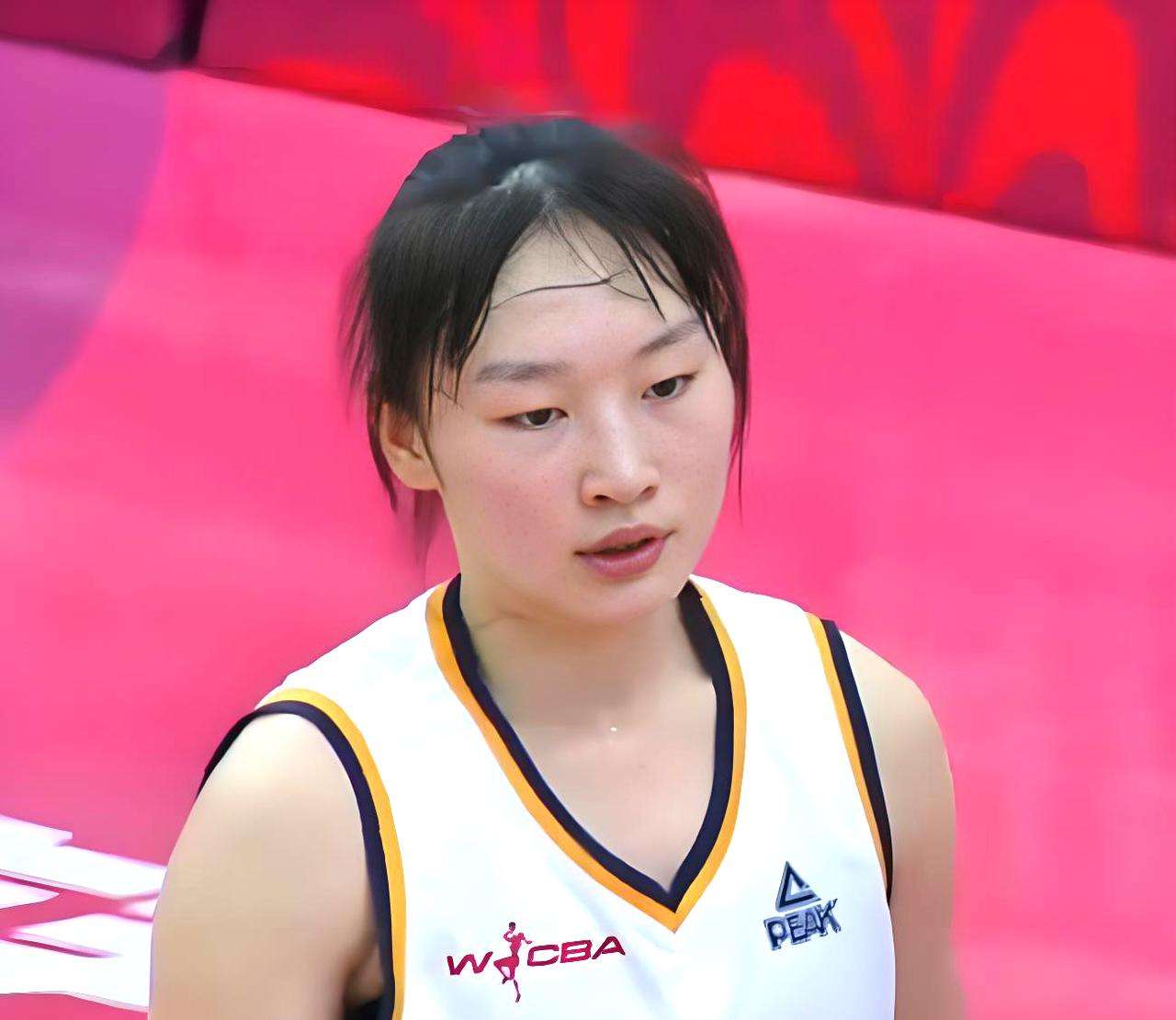 给“穷人家底”的广西女篮加油。
上个赛季，WCBA联赛里，江西女篮常规赛仅获得1
