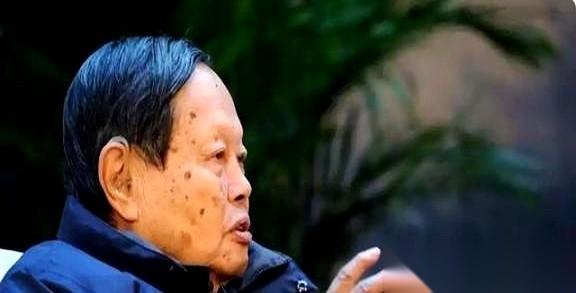我跟你说个事，你可能不知道。
杨振宁办公室的保险柜，打开，里面不是什么机密文件，