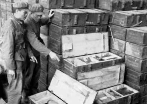 1931年，一位车夫拉着一装满烂猪肠、烂羊肚的棺木送到根据地。战士们被熏得喘不过