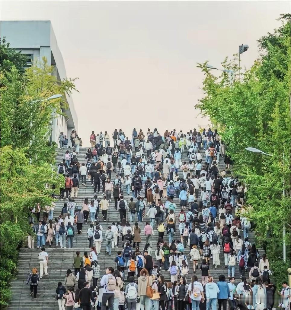养老金上调，事关亿万退休人员的晚年生活，这件事该有个明确答案了。
无数退休老人时