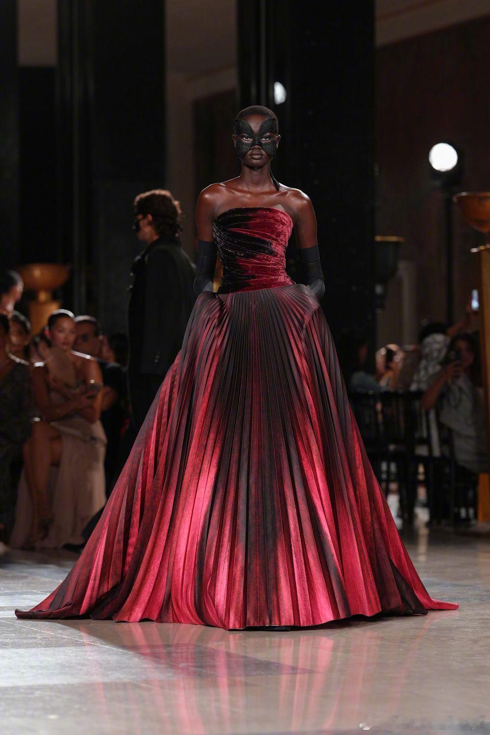 Elie Saab Haute Couture F/W 2026 | 一抹神秘冶