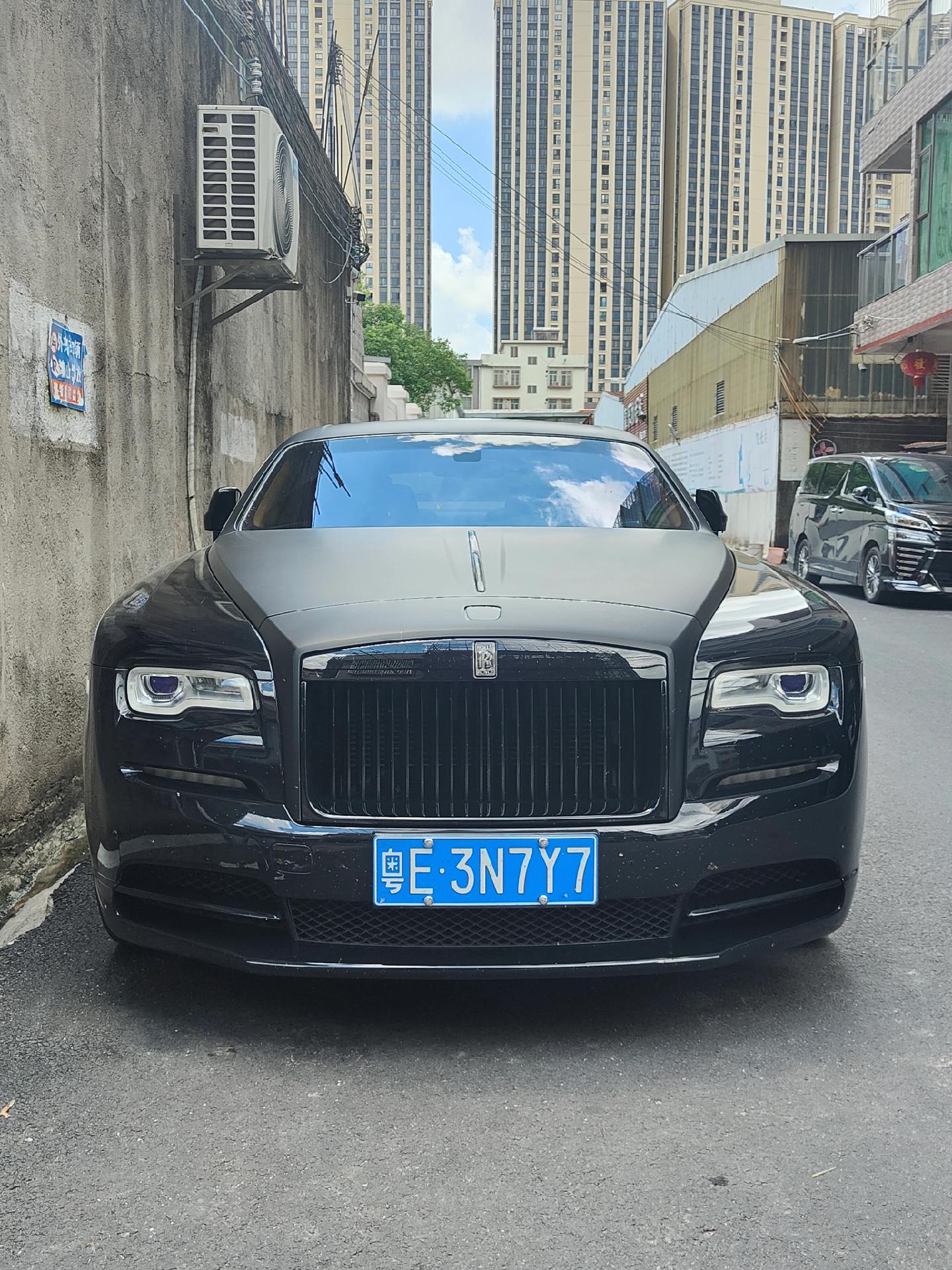 一个县城的小巷子里竟然藏着一辆