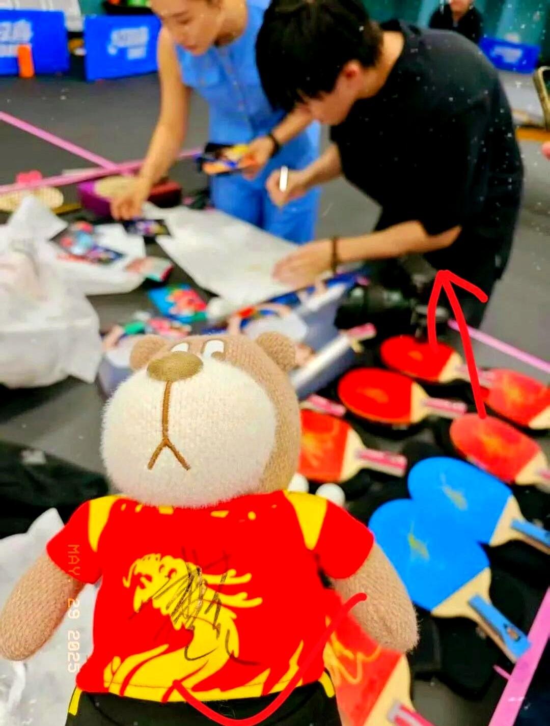 姐妹们速来吃瓜！

《面对面》节目组放出录制花絮，咱们的乒乓贵公子楚钦居然在镜头