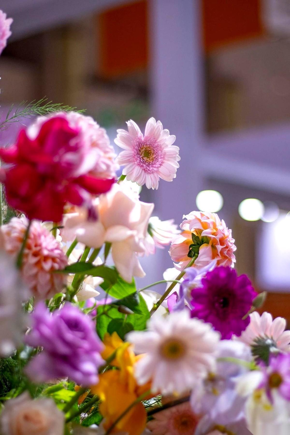 说真的，我越来越怕听到“早上好”这三个字了。
尤其是那种一看就是群发的，带着一堆