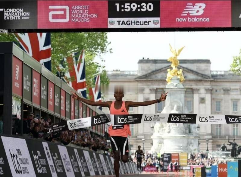 跑马的人都是什么狠人人类马拉松破二萨维破二的最后一公里，心率飙到190+，还在加