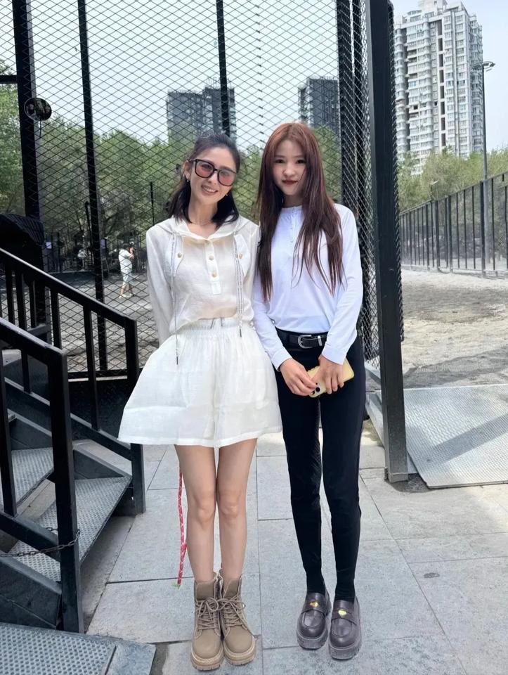 佟丽娅真的漂亮身材也好，旁边女士是谁？非常有气质有没有男朋友啊