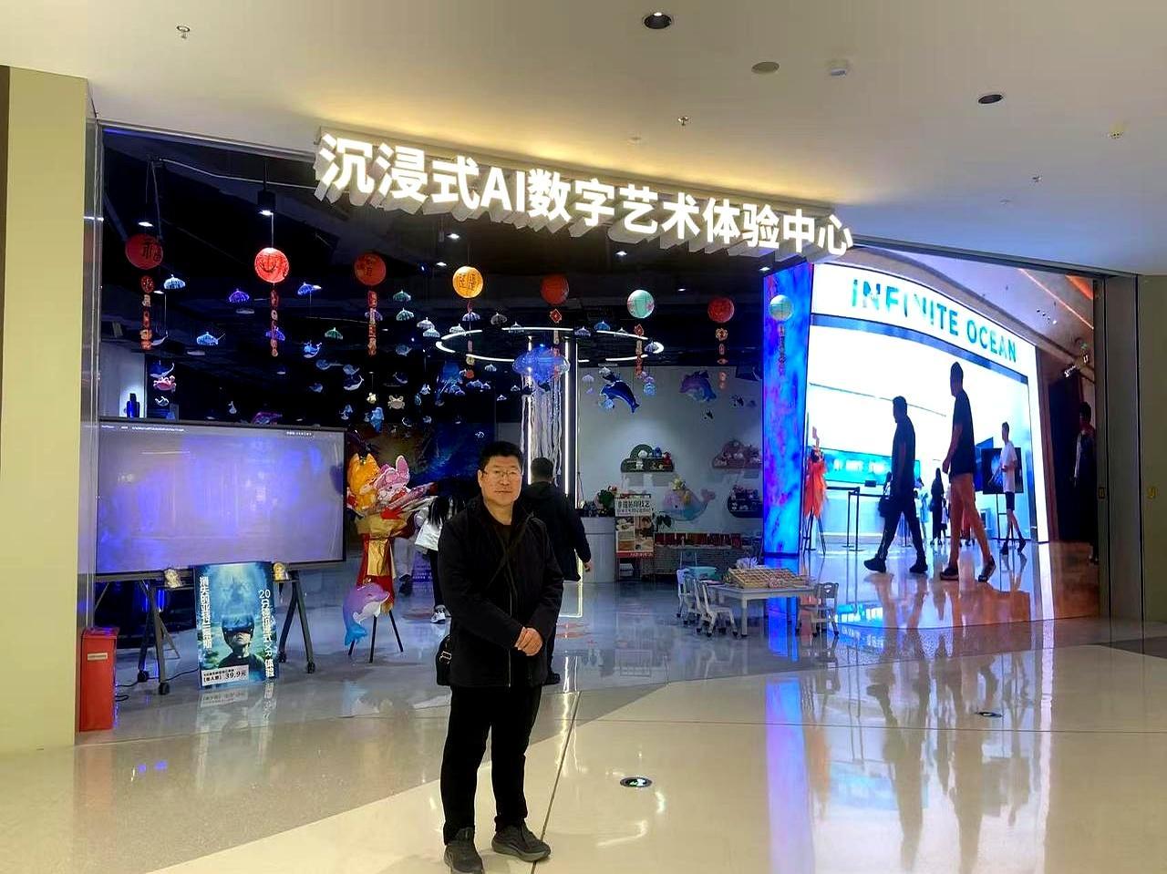 七十四岁演少女吻戏，全网炸锅说“辣眼睛”，你猜刘晓庆怎么回的？
 
她把剧本往化