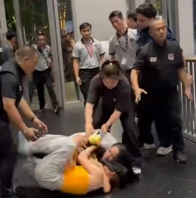 中国粉丝在泰被GMM工作人员暴力殴打


泰国艺人Junior与Mark亲眼目睹
