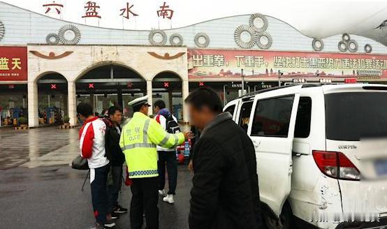 “这就是随便捎人的结果！”贵州六盘水，男子开车回家，路上有人拦车，男子停下来一问