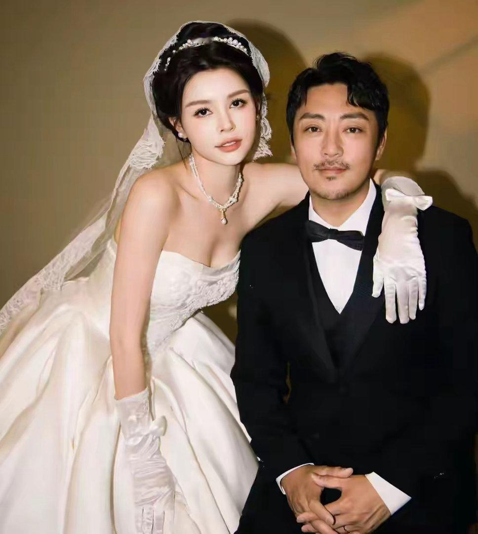 赵达婚宴一路热吻太太！新娘被曝小12岁育有一女，腹部隆起引猜测 