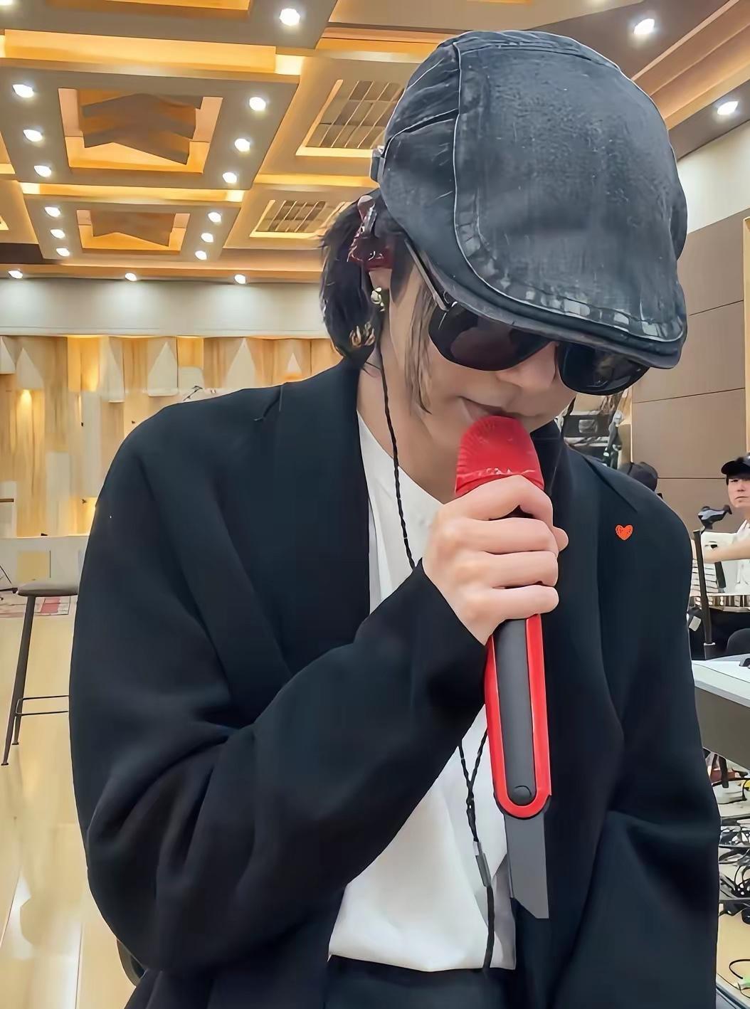 昨天看了华晨宇的直播
说实话，他看起来很憔悴
一副失魂落魄的样子
一个劲地在给粉