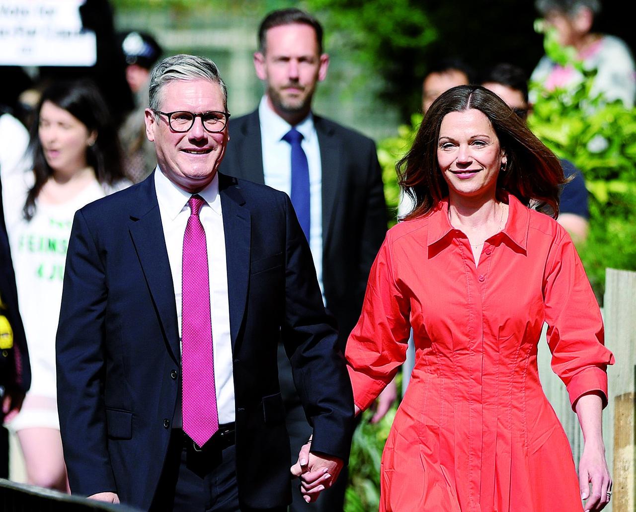 英国政坛又换人了。斯塔默黯然下台，十年内第七位首相即将登场——这次很可能是“北方