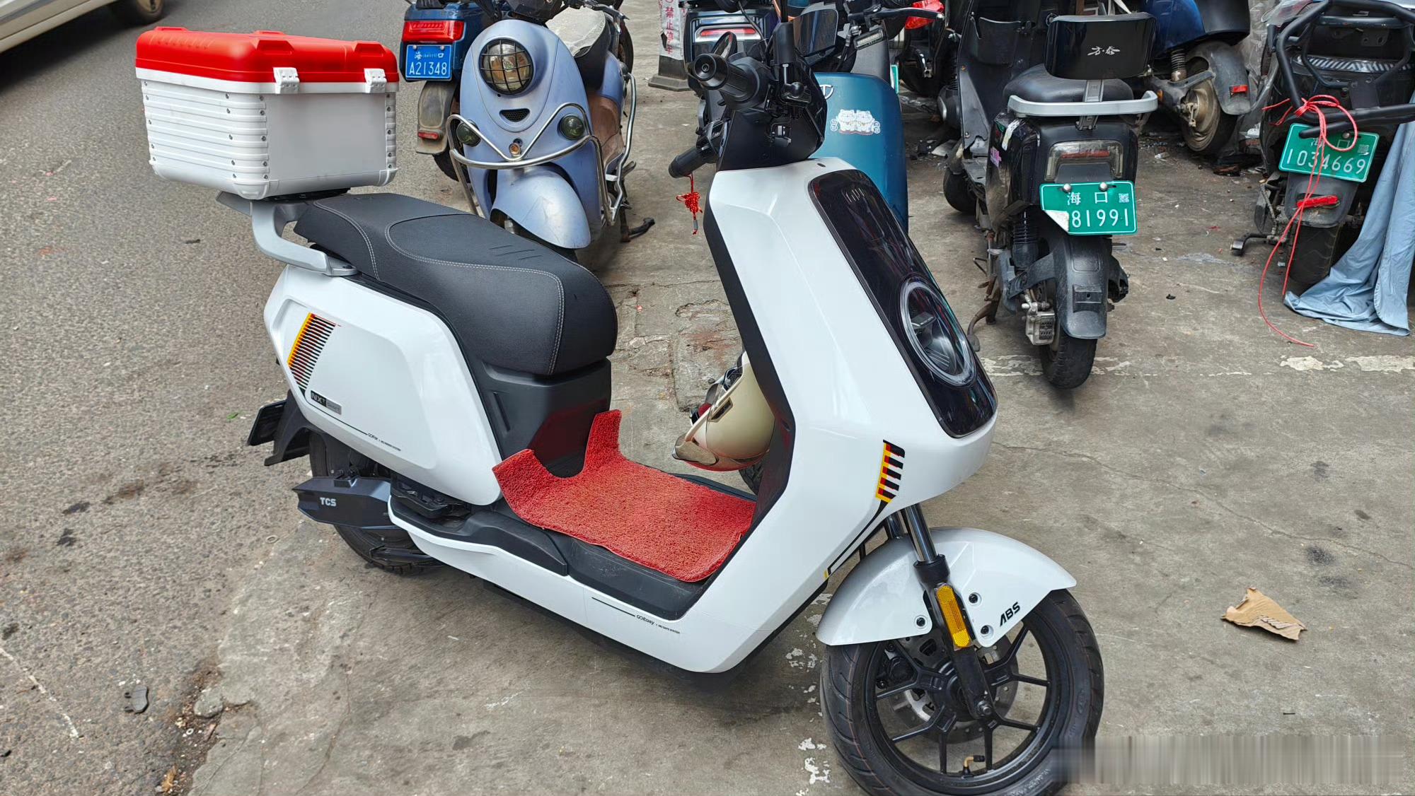 梳理一下网友吐槽新国标电动车最的多几点：1、载人功能严重受限2、储物空间基本靠塑